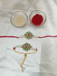 Ensemble de Rakhi Kundan Fait Main avec Chaîne de Perles, Combo de Rakhi Design pour Bhaiya Bhabhi, Cadeau Traditionnel Raksha Bandhan - Product Image 2