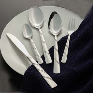 Increíble juego de cubiertos con mango plano y forro nuevo Chapado en plata, vajilla de plata de acero inoxidable, regalo de lujo para boda real - Product Image 1