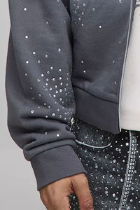 Ensemble de survêtement streetwear en coton mélangé respirant, avec sweat à capuche zippé et pantalon évasé, orné de strass délavés effet soleil, personnalisable par le fournisseur OEM - Product Image 4