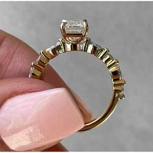 Bague de fiançailles solitaire en diamant taille émeraude exquise avec pierres latérales, certifiée IGI - Product Image 2