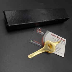 Pinzas para cejas profesionales sostenibles de acero inoxidable con agarre ancho y chapado en oro Pinzas para cejas inclinadas con logotipo personalizado con punta puntiaguda - Product Image 6