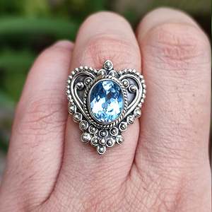 Bague en argent sterling 925 faite à la main avec topaze bleue, forme cœur, bague de promesse, pierre précieuse ovale naturelle, cadeau de bijoux pierre de naissance de décembre, taille taillée - Product Image 1