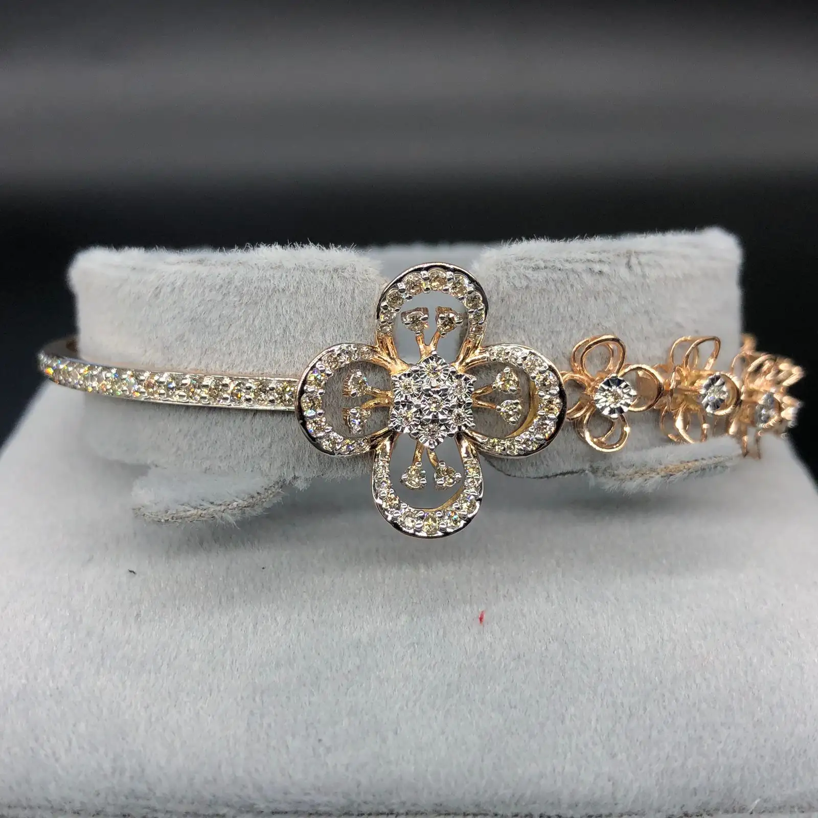 Ini adalah gelang emas indah dengan desain berbentuk bunga gelang ini terbuat dari rantai emas tipis dengan berlian kecil