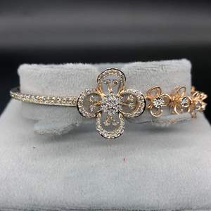 Magnifique bracelet en or et diamants avec une chaîne fine en forme de fleur et de petits diamants Bracelets et bracelets en diamants de petite catégorie - Product Image 1