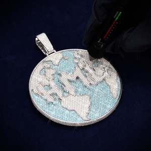 Pendentif cercle personnalisé en or 14 carats avec moissanite, design unique, breloques en moissanite - Product Image 1