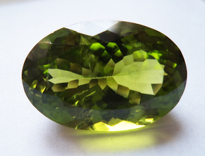 Fabrication de bijoux de qualité supérieure forme ovale à facettes 100% péridot vert naturel pierre précieuse semi-précieuse à facettes à bas prix OEM - Product Image 2