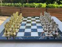 Ensemble de jeu d'échecs en métal de luxe plaqué argent poli pièces d'échecs en métal de table Design en marbre Base Top tendance