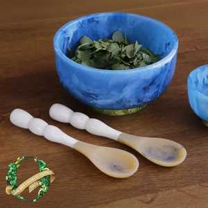 Maravilloso Tazón para Servir Aperitivos de Resina Epoxi Rosa Claro con Motas y Madera Natural, con Patas Esféricas para una Presentación Premium - Product Image 2