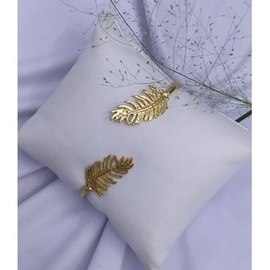 Bracelets en laiton faits à la main, plaqués or, style vintage avec motif plume, pour cadeaux - Product Image 1