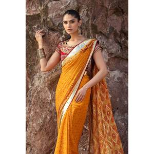 ผ้าซิฟฟอนสีเหลืองปักเลื่อมแบบกอต้า พร้อมชุดเสื้อ 3 ชิ้น - Product Image 4