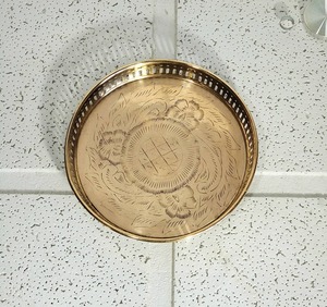 Bandeja de Servicio de Latón Macizo de Alta Calidad para Desayuno o Banquete, Diseño Floral, Bandeja Redonda de Latón Martillado Hecha a Mano - Product Image 3