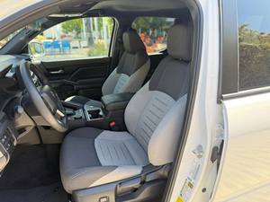 État Exceptionnel 2024 pour Tacoma TRD Sport Double Cab RWD Moteur Turbo Sièges en Cuir Intérieur Clair Toit Ouvrant Panoramique - Product Image 2
