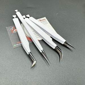 Pinzas de extensión de pestañas de acero inoxidable en blanco y negro con logotipo personalizado, pinzas de pestañas de corazón con punta de fibra sostenible probadas a mano - Product Image 4