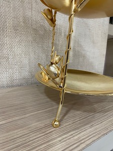 Elegante Soporte de Dos Niveles con Diseño Floral en Acabado Dorado para Eventos de Boda, Presentación de Postres y Regalos, Procedente de la India - Product Image 4