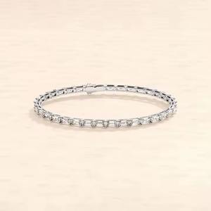 Élégant bracelet tennis en moissanite en or 14 carats pour femme Bracelet fin et solide - Product Image 3