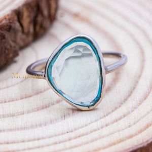 Topaze bleue faite à la main pierre précieuse Simple bague délicate bague en forme de trillion 925 bijoux en argent Sterling pierre de naissance - Product Image 1