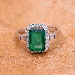 Bague en or blanc 18 carats avec pierre précieuse émeraude taille émeraude certifiée IGI et diamant, bijoux de mode pour femmes, Memoria Jewels - Product Image 1