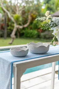 Bol de service en rotin au design unique avec forme ronde parfait pour les ustensiles de cuisine de restaurant et le service alimentaire à domicile - Product Image 2