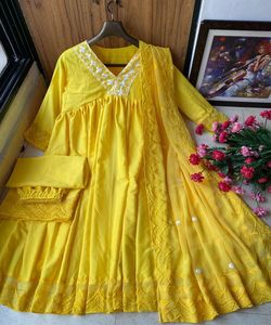 Vente en gros Prix le plus bas Robe longue Flair avec beau travail Surat Gujarat vêtement ethnique Kurtis pour les filles au Pakistan ethnique - Product Image 6