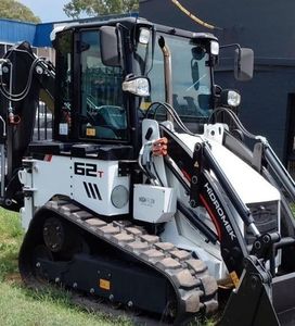 รถตักล้อยางไฮโดรมีค รุ่นมินิ ดีเซล HMK 310NLC-4 เครื่องยนต์คูโบต้า ขับเคลื่อน 4 ล้อ พร้อมหัวขุดด้านหน้า/ด้านหลัง - Product Image 1