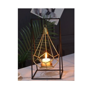Ensemble de bougeoirs en métal faits à la main avec une élégance classique, parfait pour le salon, la table à manger, la chambre à coucher, la décoration festive - Product Image 2