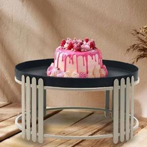 Support à gâteau en métal éco-responsable au design complexe avec détails vintage, base robuste, couleurs et logo personnalisables, vente en gros pour boulangeries et traiteurs - Product Image 5