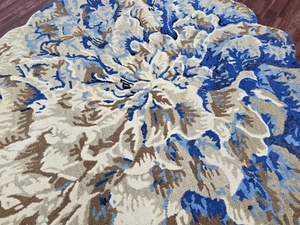 Tapis rond abstrait bleu beige-Tapis en laine moderne fait à la main | Tapis unique en forme de fleur | Décor de sol design contemporain - Product Image 2