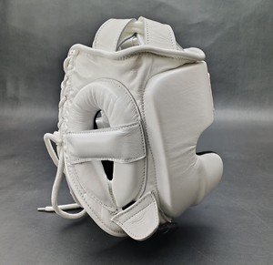 Protège-tête de boxe en cuir blanc de haute qualité personnalisable pour les arts martiaux et l'entraînement physique - Product Image 4