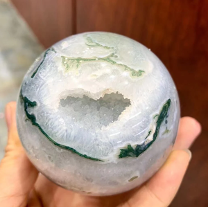 Sphère de pierre précieuse d'agate de mousse naturelle Sphère de cristal Quartz Crystal MossAgate Ball à la main Cadeau de guérison - Product Image 4