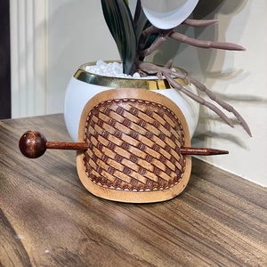 Peint à la main en cuir véritable usiné Barrette de cheveux avec bâton en bois élégant Vintage fleur impression personnalisé désordonné chignon de cheveux accessoire - Product Image 2