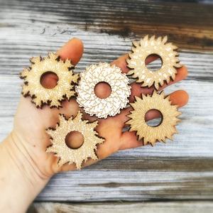 Vente en gros Delarchi Ensemble de 5 pièces en bois rustique Mini cadre photo et support de boule de foudre avec impression bicolore pour le stockage à domicile - Product Image 1