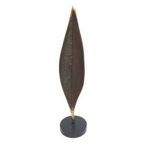 Escultura de hoja de aluminio hecha a mano antigua de alta calidad con base antigua y negra de latón a la venta - Product Image 1