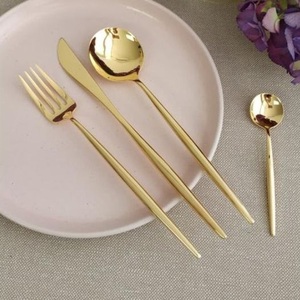 Ensemble de 4 couverts en laiton faits à la main, respectueux de l'environnement, alliant beauté et durabilité pour une expérience exceptionnelle - Product Image 1