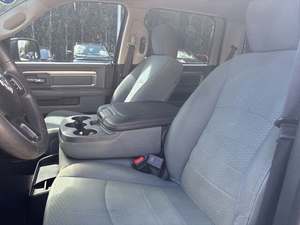 EN SOLDE! Vente aux enchères par courtier pour camions d'occasion Pickup 2019 1500 Classic SLT CrewCab RWD à usage commercial - Product Image 3