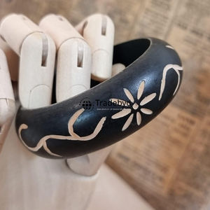 Bracelets en bois rustiques Bijoux écologiques pour femmes Mode durable faite à la main par Tradebyd - Product Image 2