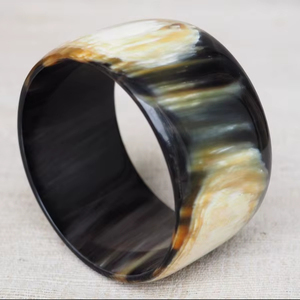 Bracelet en corne de buffle polie écologique fait à la main, bracelet disco naturel épais de style moderne, bijoux de mode pour femmes - Product Image 1