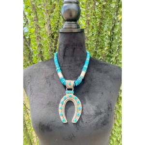 Collar Delbert Arviso Kingman de Turquesa y Plata de Ley con diseño de Herradura y Tufa Fundida con Engaste de Bisel, Regalo - Product Image 2
