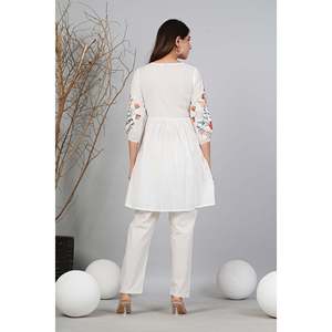 Conjunto de Dos Piezas Casual para Mujer, Bordado en Algodón, Talla XS/XS, Top de Manga Tres Cuartos con Pantalones, Diseño Elegante - Product Image 3