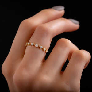 Anillos de joyería elegantes con banda de media eternidad de corte redondo de moissanita para mujer - Product Image 3