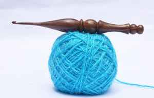 Crochet en bois moderne fait main, écologique, de haute qualité, avec une prise en main confortable et lisse, idéal pour le tricot à la main. - Product Image 3