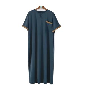 Haute qualité arabie Thobe hommes vêtements musulmans à manches courtes musulman vêtements islamiques amples poche poitrine personnalisée patch Thobe Jubbah - Product Image 1
