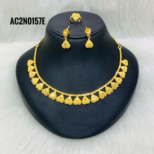 Ensemble de bijoux de mode en ligne de tous les types de créateurs Collier plaqué or avec motif de fleurs Chaîne de boîte en laiton d'un gramme - Product Image 1