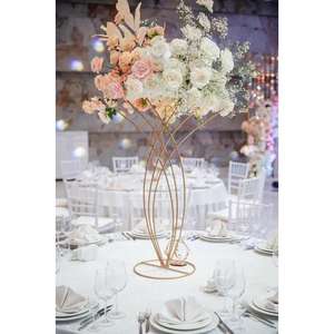 Centre de table en métal enduit de poudre dorée avec une finition de qualité supérieure pour les tables à la mode et sophistiquées - Product Image 2