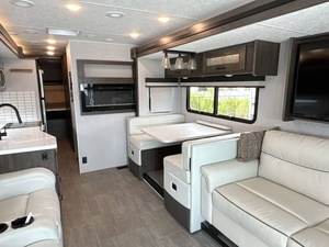 Vendedor Verificado de C-o-a-c-h-m-e-n E-n-c-o-r-e 355DS Usado del 2023, Listo para Viajar - Product Image 2
