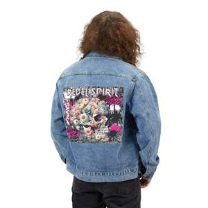 Giacca in Denim Stile Rebel Spirit con Decorazioni a Bottoni e Graffiti - Product Image 4