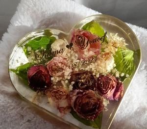 Carte de mariage et cadre en résine 2025 faits à la main avec incrustation florale Modèle de sculpture d'amour inspiré de l'art Cadeau de Noël et cadeau - Product Image 1