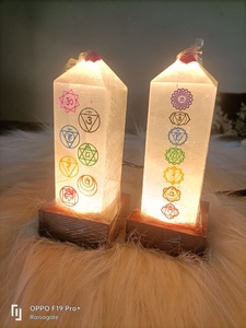 Lampe de tour en sélénite naturelle en gros avec lampes à symbole à 7 chakras Pierre de tour de haute qualité et bonne finition utilisée pour la décoration intérieure - Product Image 5