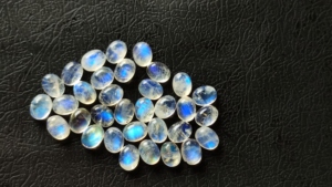 Bleu feu arc-en-ciel pierre de lune 7x5mm ovale pierre précieuse lâche dos plat pierre de lune forme ovale lisse Cabochon Lot pour bijoux - Product Image 2