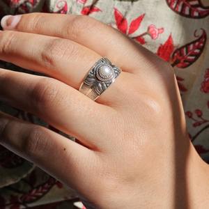 แหวนพลอยสีเงินประดับมุกหรูหราและมีสไตล์ทันสมัยสำหรับงานแต่งงานและงานครบรอบ - Product Image 1