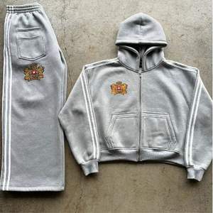 Style frais fabricants OEM Logo personnalisé hommes sweats à capuche et pantalons empilés en détresse impression droite Vintage Streetwear survêtements - Product Image 3